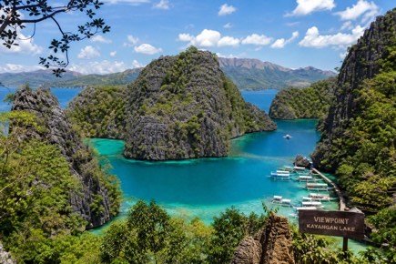 The Kayangan Lake viewpoint above the lagoon and bangka boats, Coron