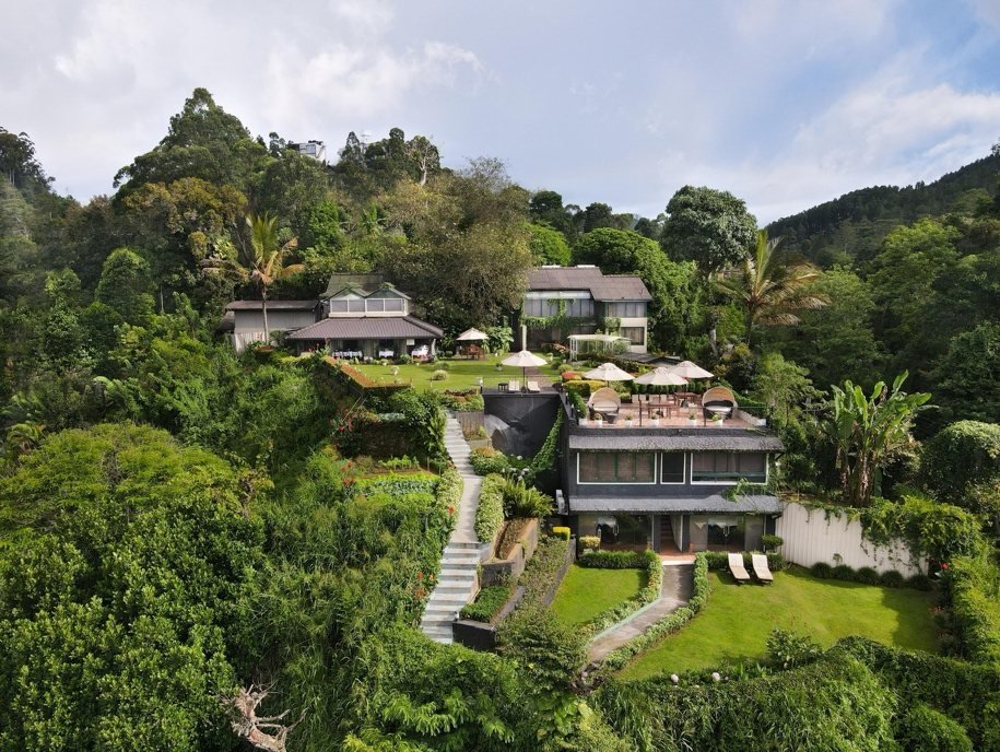 Panoramic caf&eacute; views over Ella